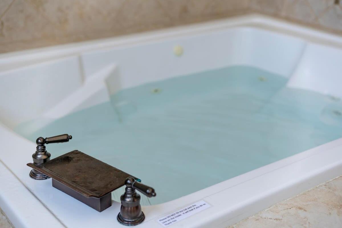 프레드릭스버그 The Loft On Main St Loft With Balcony Views 아파트 외부 사진
